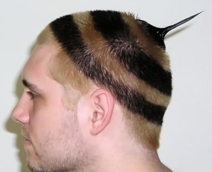 Hombre con un corte de cabello tipo abeja