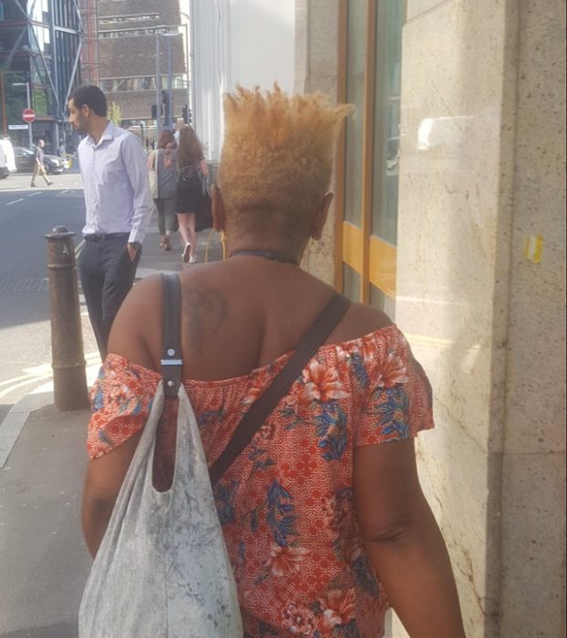Mujer de piel morena con un corte que parece una corona
