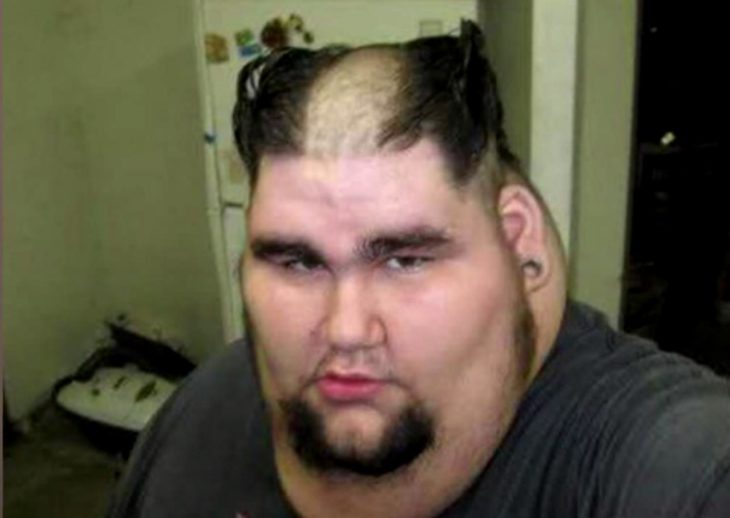 Hombre con corte de cabello estilo Wolverine