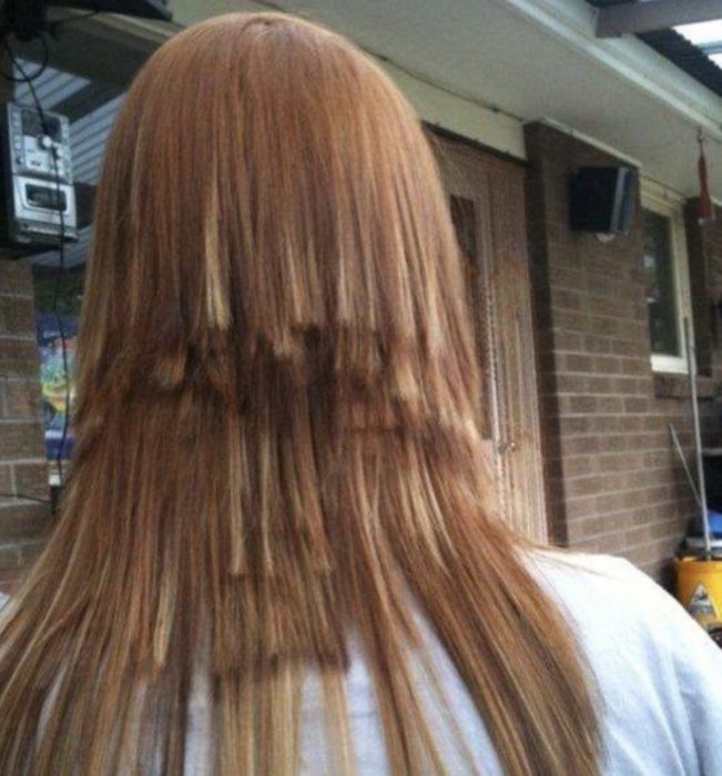 Corte en capas fallido en cabello pelirrojo