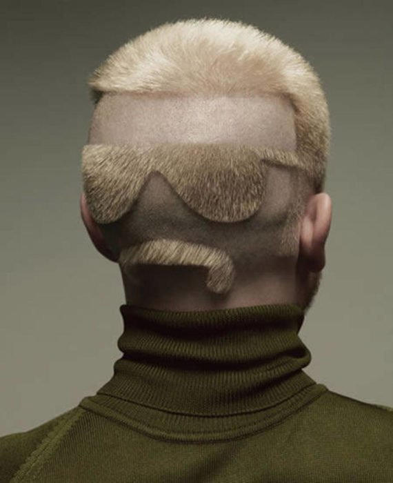 Hombre con un corte de cabello en forma de lentes y bigote en la nuca