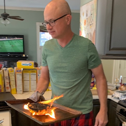 Papá cocinando un pastel que está en llamas 
