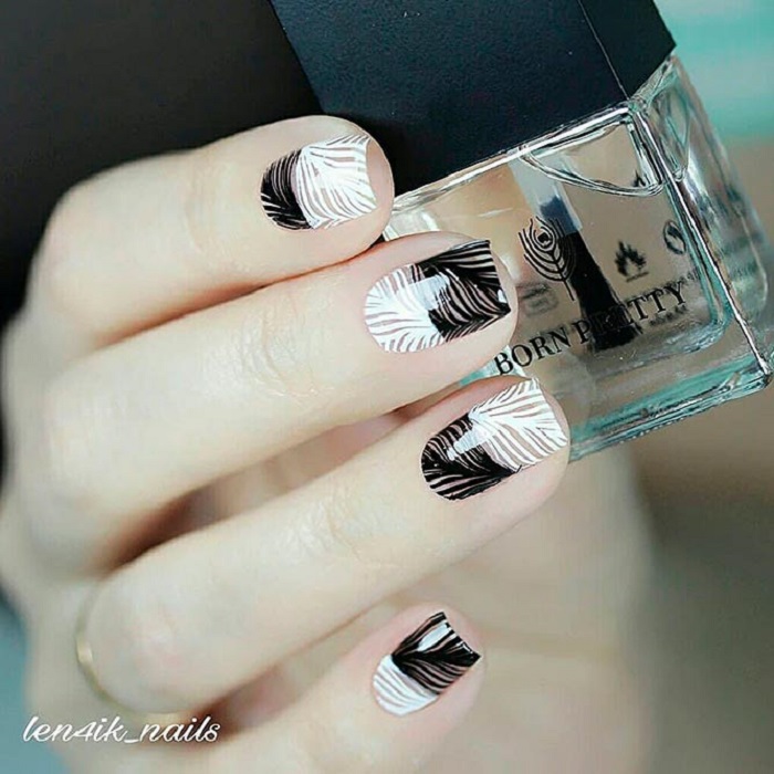 Manicura en B&W en forma de pluma y brillo