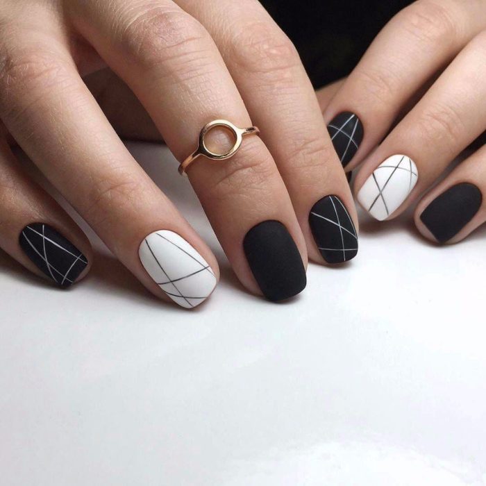 Manicura B&W con detalles de líneas en efecto mate