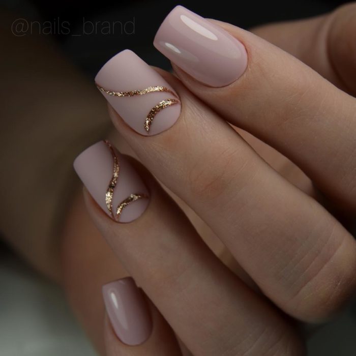 Manicura rosa palo en mate con detalles de brillo dorados