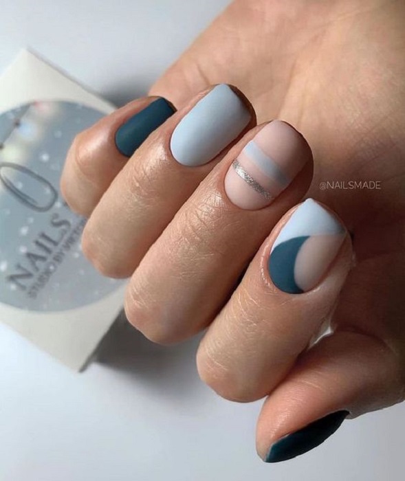 Manicura en tonalidades azules en efecto mate