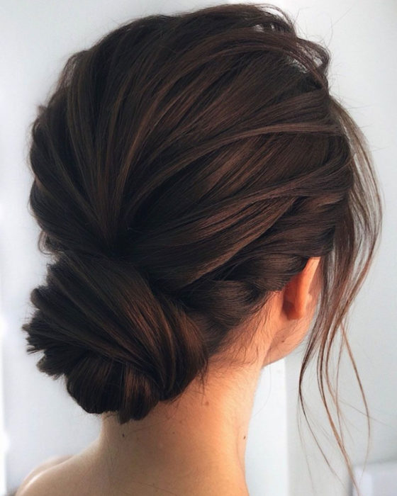 Peinados para San Valentín; cabello castaño con chongo bajo, elegante y con twist