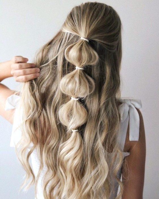 Peinados para San Valentín; cabello rubio platinado, con media cola y trenza de burbuja
