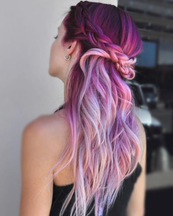 Peinados para San Valentín; cabello morado y lila, largo, ondulado, media cola con trenzas
