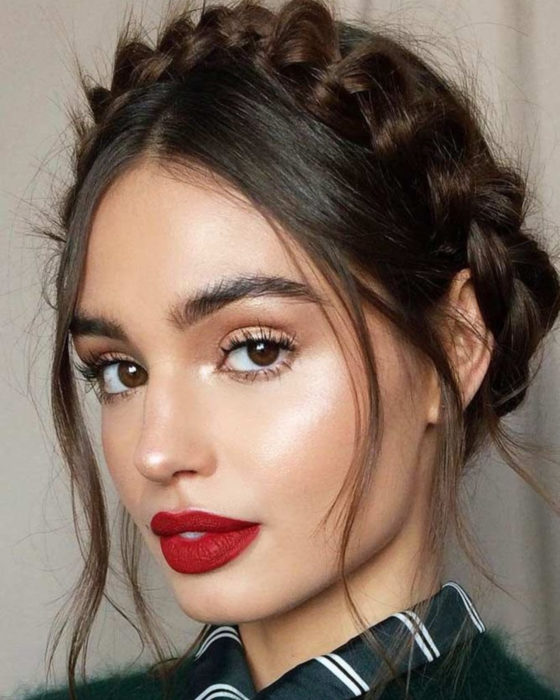 Peinados para San Valentín; mujer con maquillaje natural, luciendo una corona de trenzas despeinada