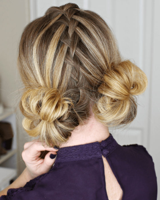 Peinados para San Valentín; cabello rubio con mechas, trenzas y dos buns bajos
