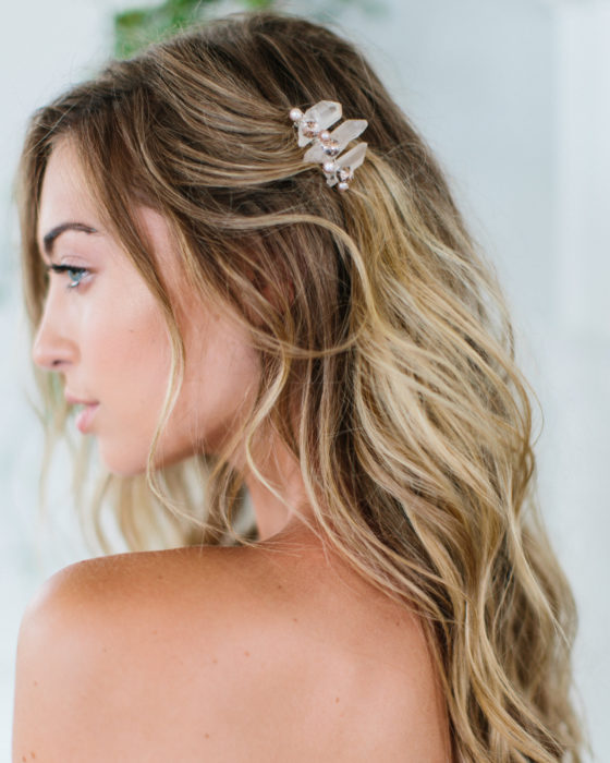 Peinados para San Valentín; cabello rubio, suelto, ondulado, despeinado con broche de estalactitas