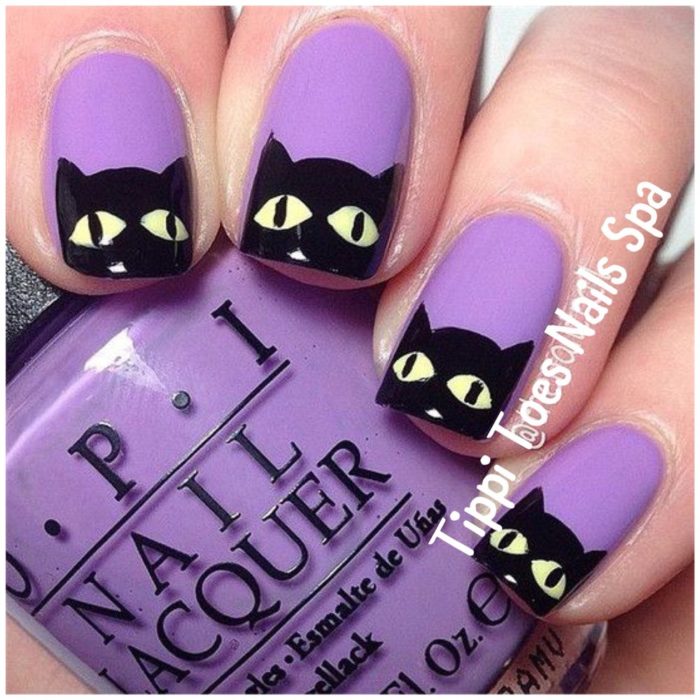 Chica con las uñas de las manos pintadas de color morado y un gato