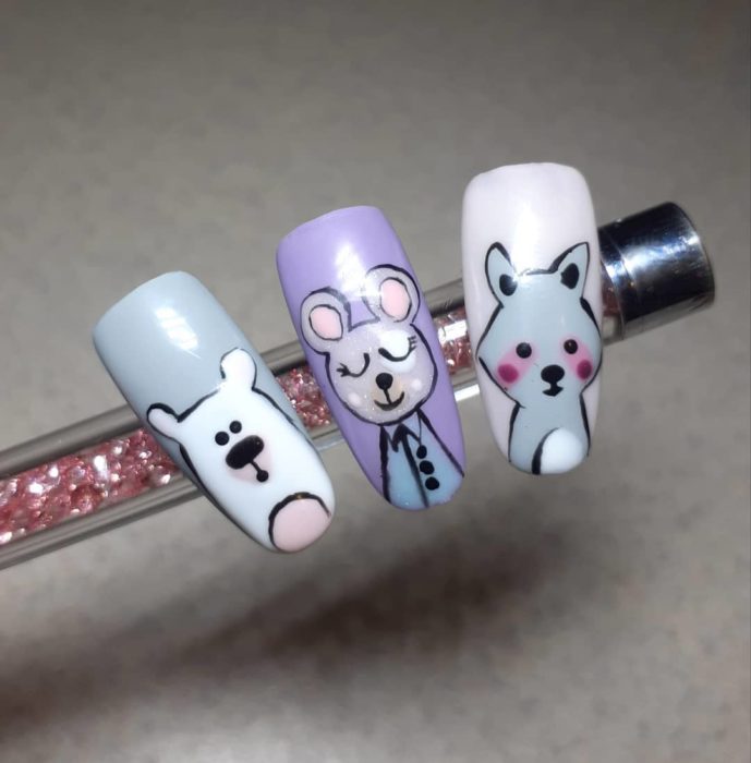 Diseño de uñas pintada con conejos, osos y mapaches