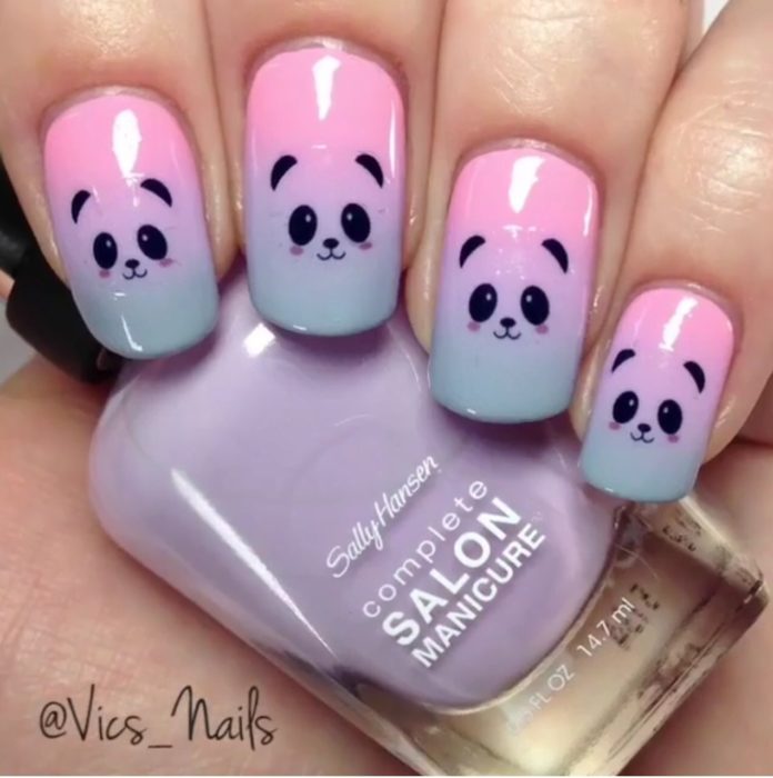 Uñas de color rosa con morado pintadas con un osito