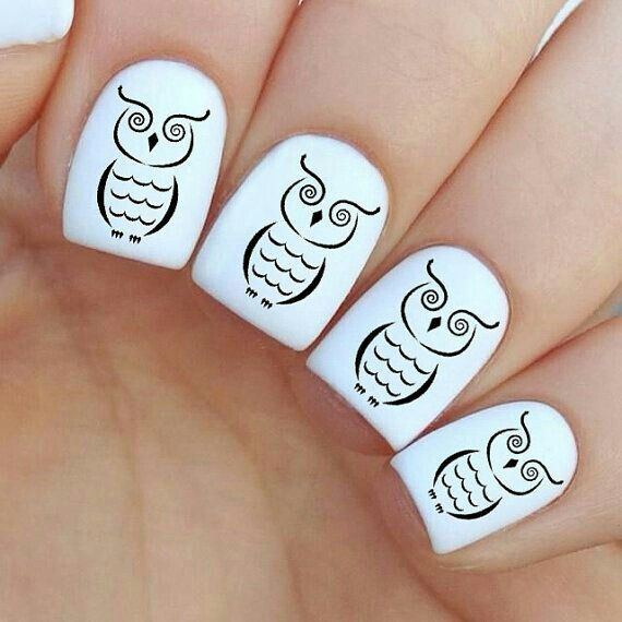 Uñas de color blanco decoradas con un búho