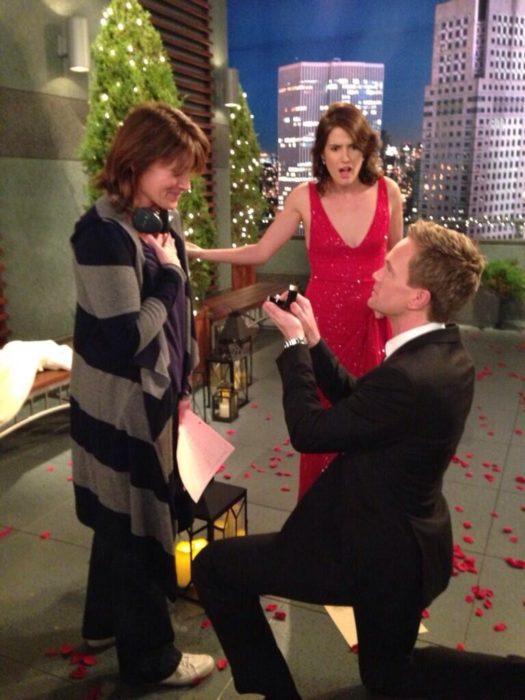 Barney Stinson le propone matrimonio a la directora en set de grabación de HIMYM en lugar de a Robin