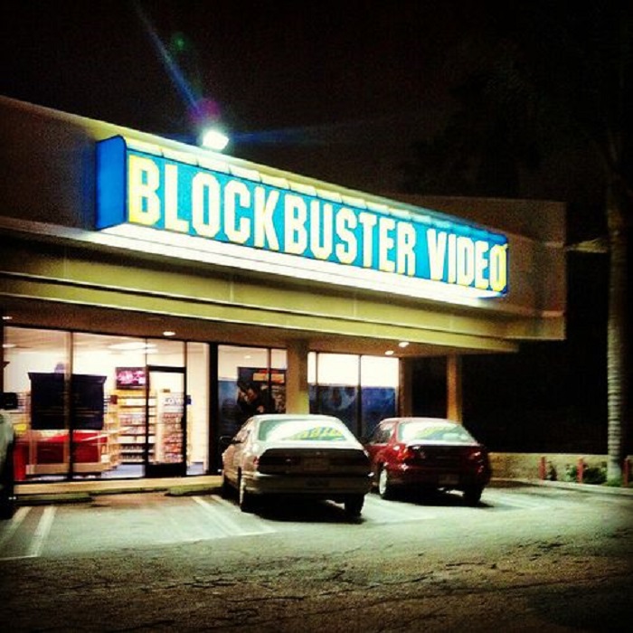 Entrada a Blockbuster de noche
