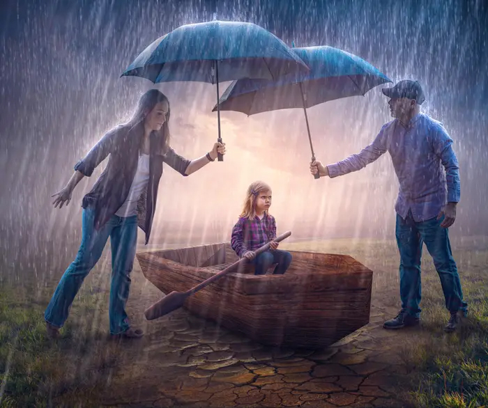 Ilustración digital de Kevin Carden, madre y padre sosteniendo sombrillas cubriendo a una niña en una balsa de la lluvia