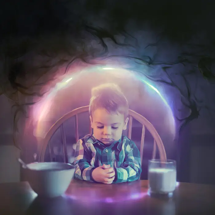 Ilustración digital de Kevin Carden, niño sentado en una mesa pensando