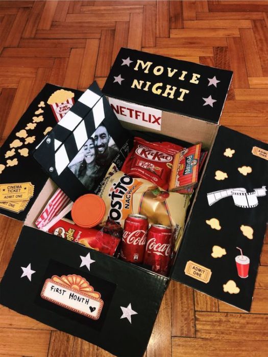 Caja con palomitas y refrescos