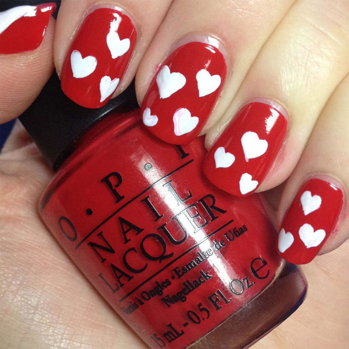 Diseños de uñas en colores rosa y rojo para San Valentín