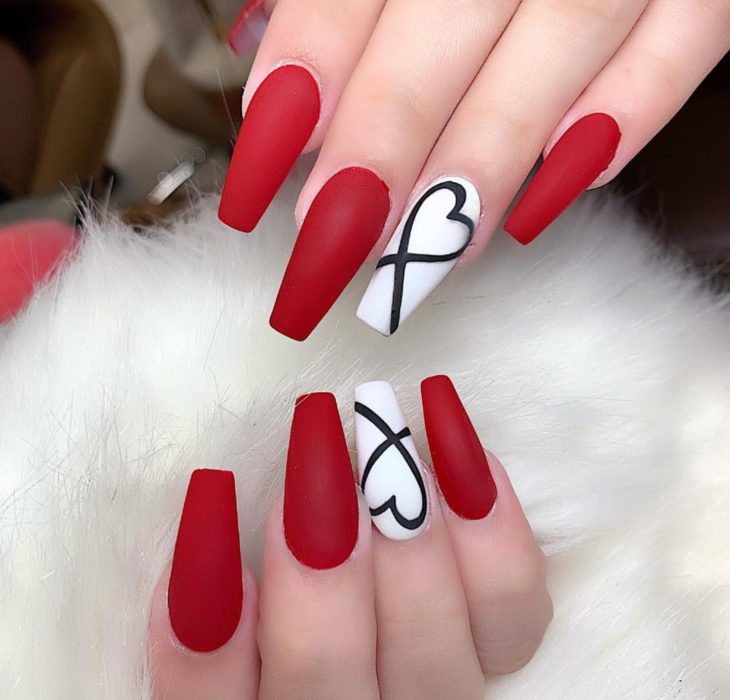 Diseños de uñas en colores rosa y rojo para San Valentín