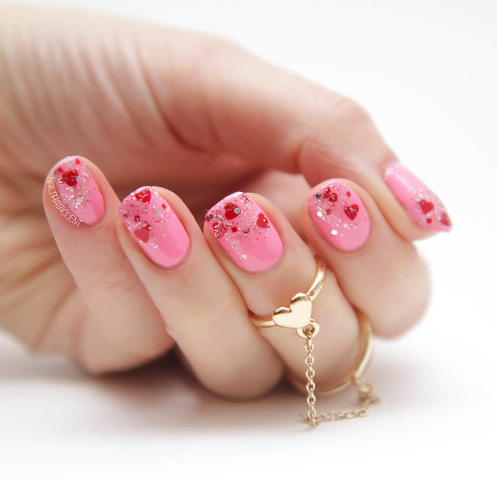 Diseños de uñas en colores rosa y rojo para San Valentín