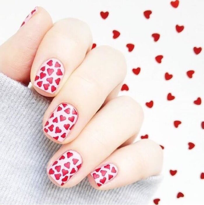 Diseños de uñas en colores rosa y rojo para San Valentín