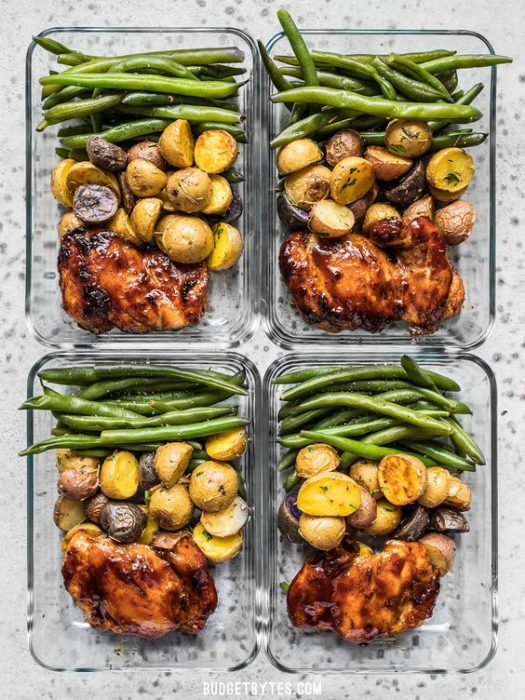 Comida de pollo asado, papas y espárragos