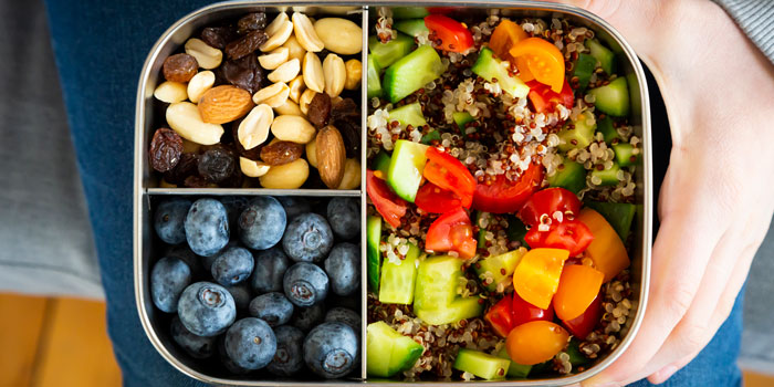 Desayuno con quinoa, pepino, tomate, moras, frutos secos