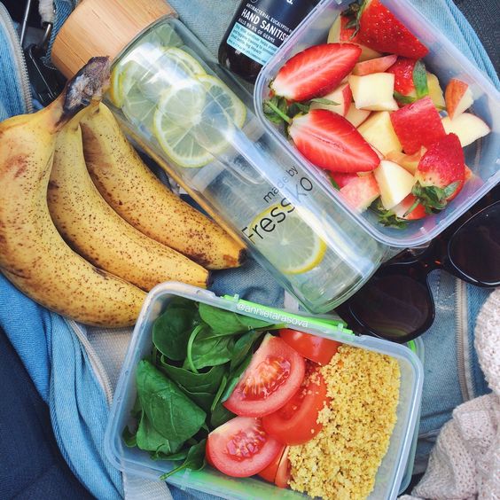 Desayuno de albahaca, tomate, arroz, fresas, piña, infusión de limón