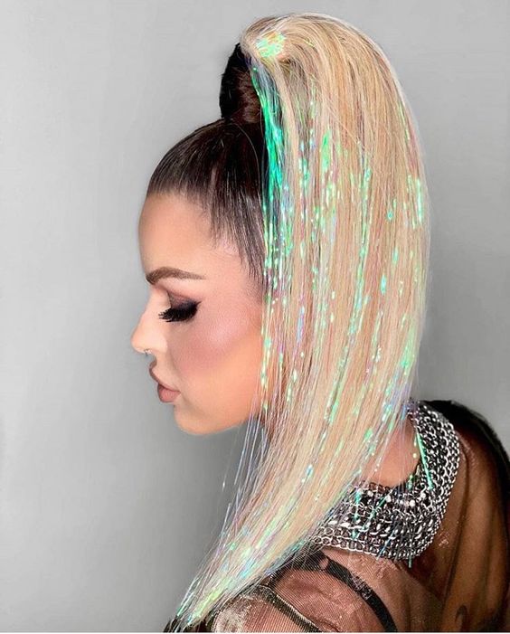 Chica usando extensiones de glitter en el cabello