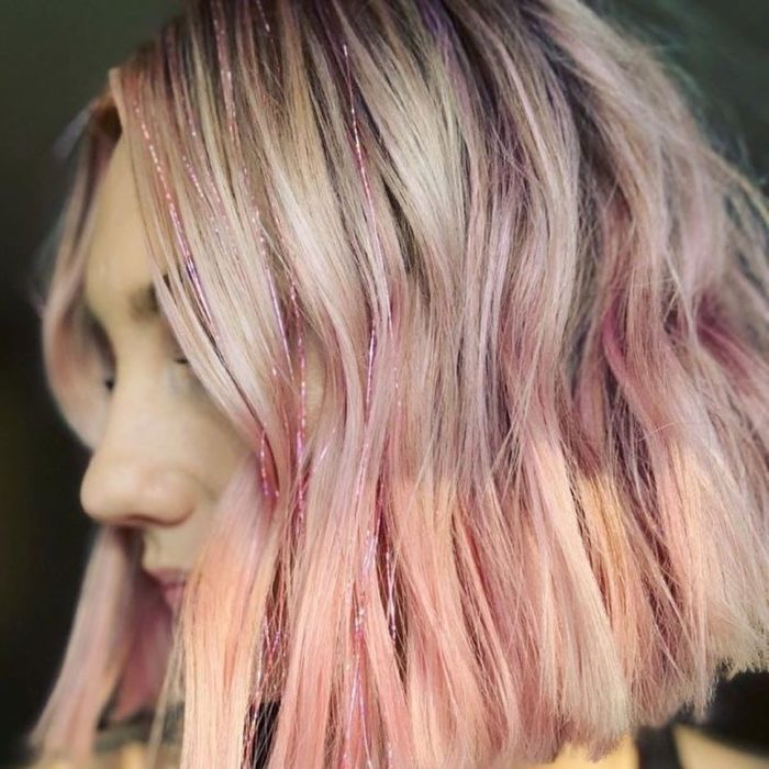 Chica usando extensiones de glitter en el cabello