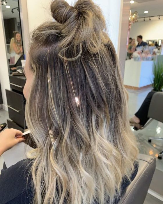 Chica usando extensiones de glitter en el cabello