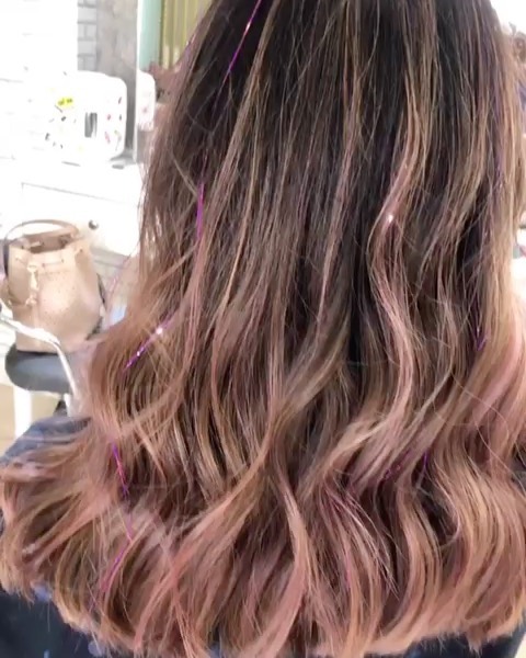 Chica con extensiones de glitter en color rosa y plateado