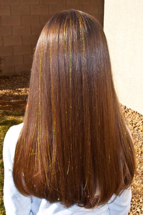 Chic usando extensiones de glitter en el cabello