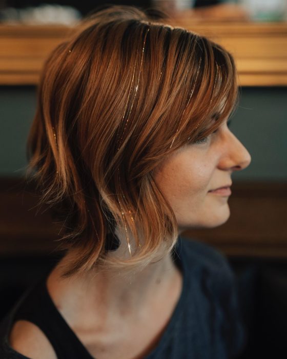 Chic usando extensiones de glitter en el cabello