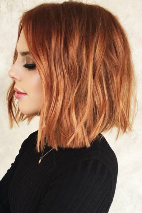 Chica con el cabello de color cobrizo y reflejos en color naranja