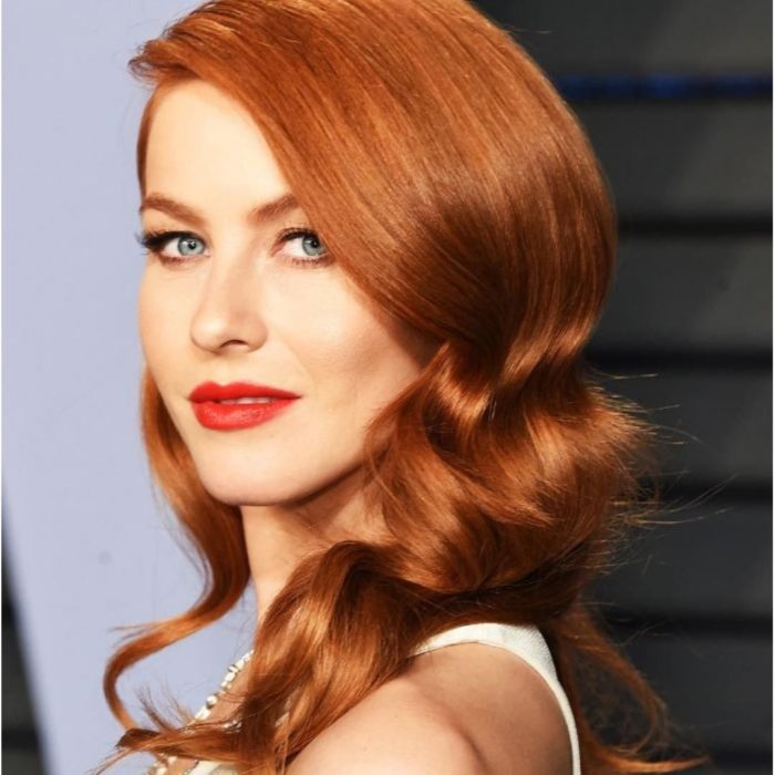 Chica con el cabello de color cobrizo y reflejos en color naranja