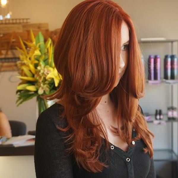 Chica con el cabello de color cobrizo y reflejos en color naranja