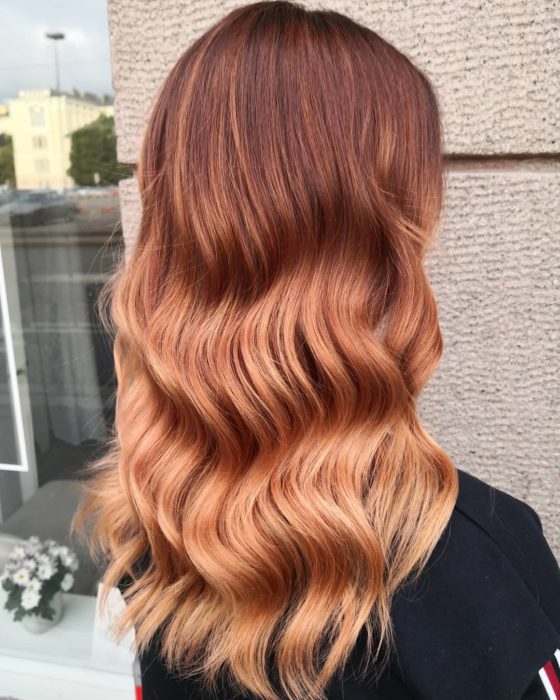 Chica con el cabello de color cobrizo y reflejos en color naranja