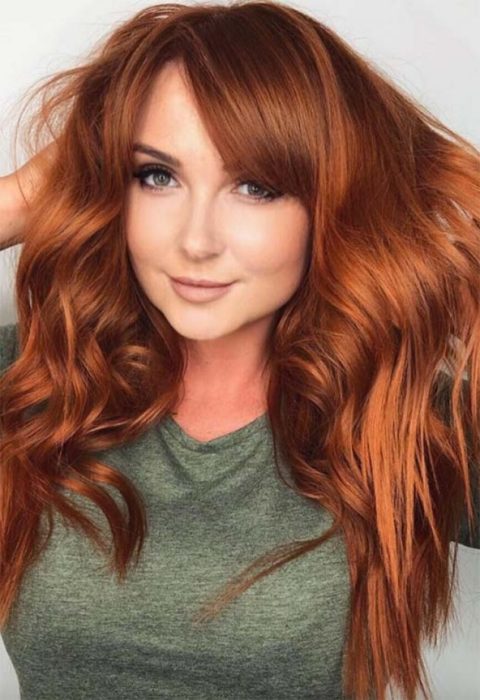 Chica con el cabello de color cobrizo y reflejos en color naranja