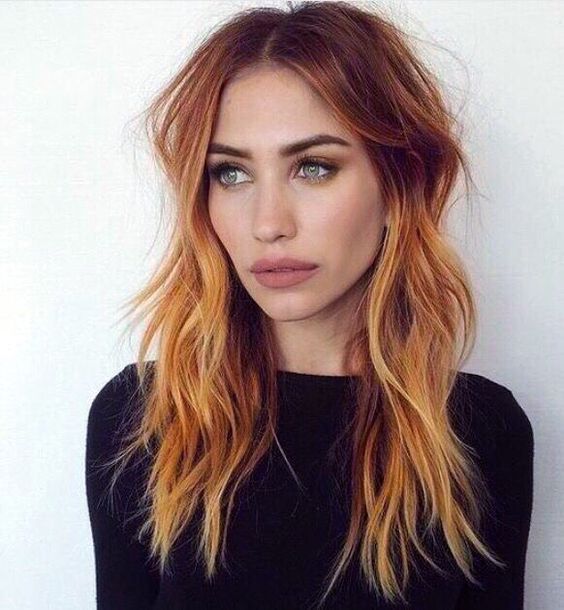 Chica con el cabello de color cobrizo y reflejos en color naranja