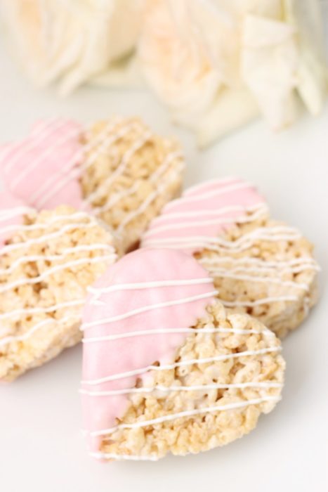 Barras de cereal en forma de corazón cubiertas de chocolate rosa