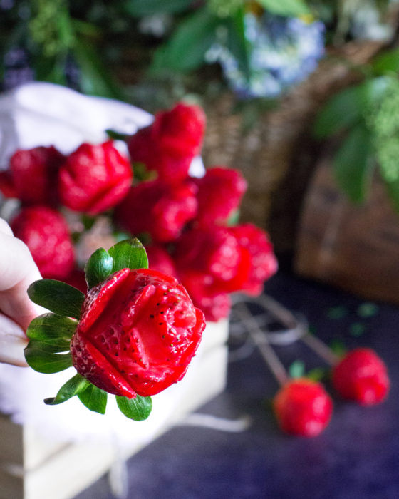 Fresas cortadas como rosas para crear ramo