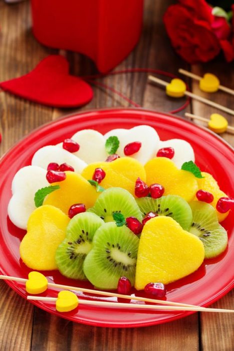 Kiwi, piña y jicama cortadas en forma de corazón