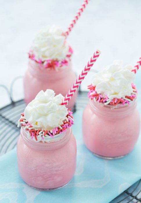 Malteada de frambuesa con fresa y yogur griego