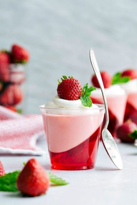 Gelatina de coco, fresa y crema batida