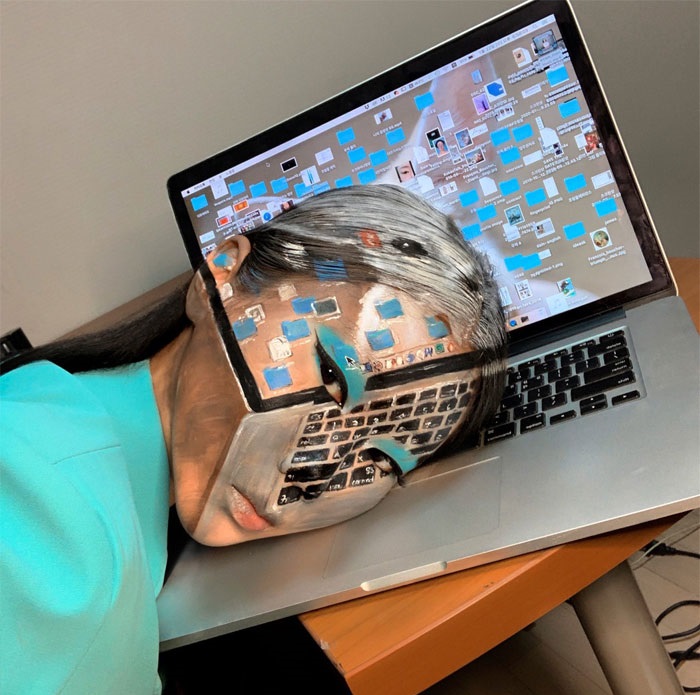 Dain Yoon, artista maquillaje, pintura recreando la pantalla de su computadora portatil